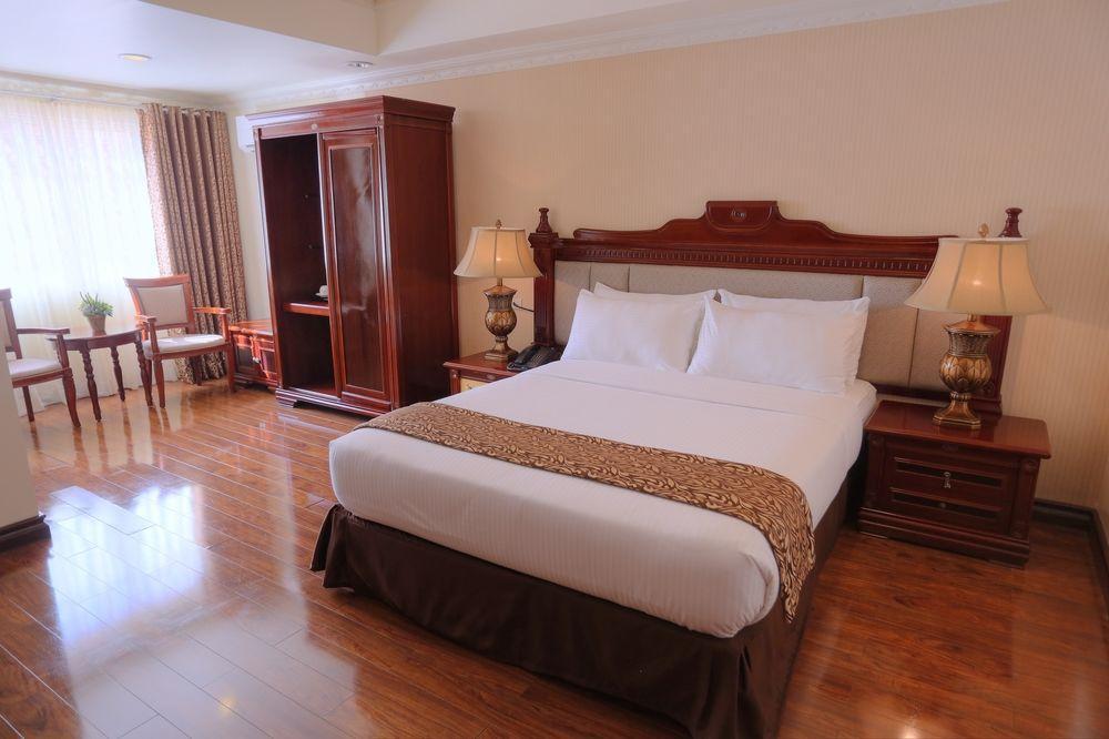 Villa Caceres Hotel Нага Экстерьер фото